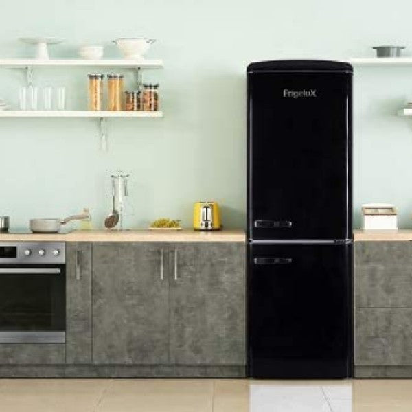Retro stila ledusskapis Frigelux CB255RNA++ Vintage, melnā krāsā ar hromētiem rokturiem īpaši efektīvam virtuves interjeram.