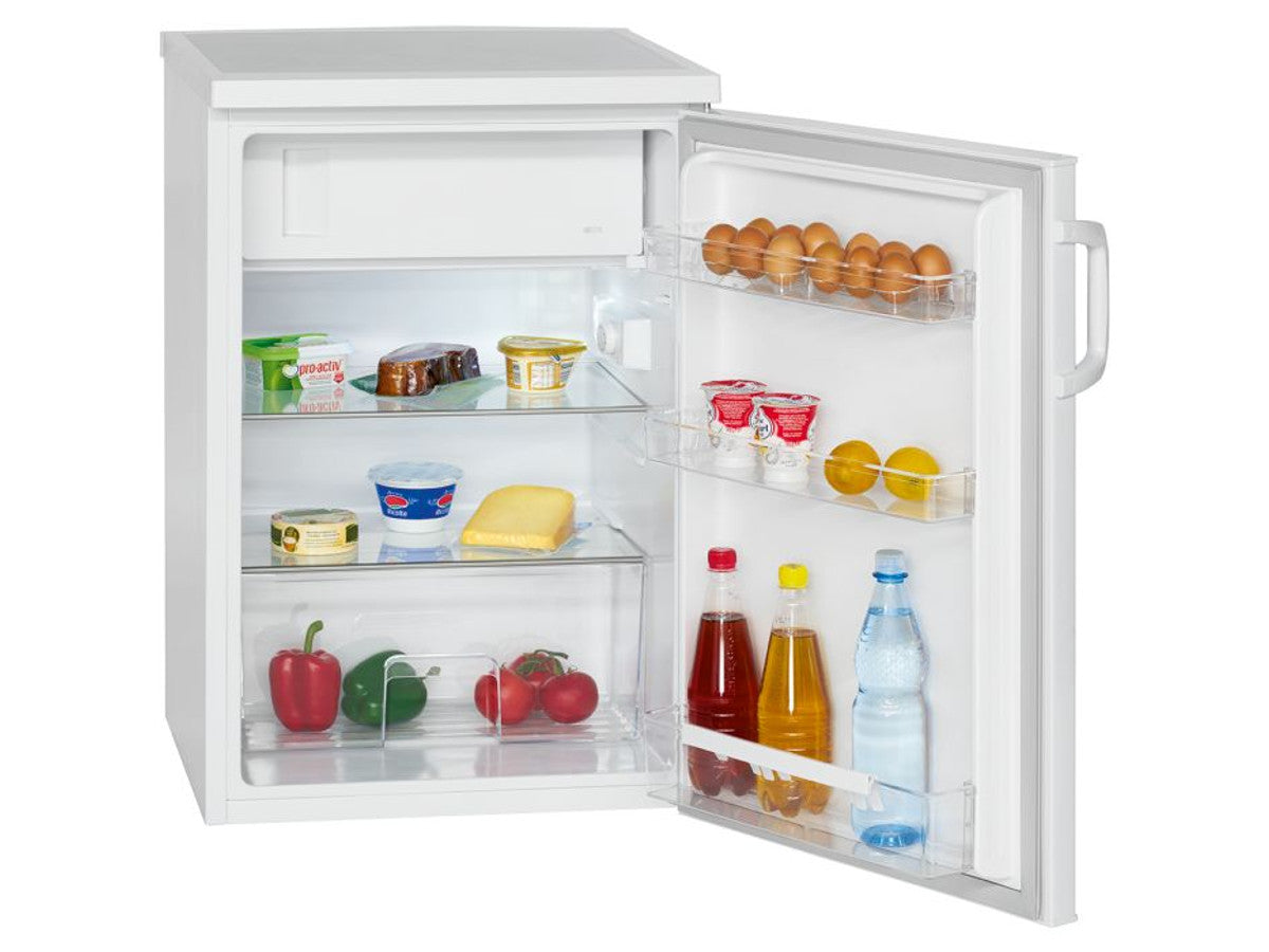 Mazs ledusskapis ar saldētavu iekšpusē Bomann