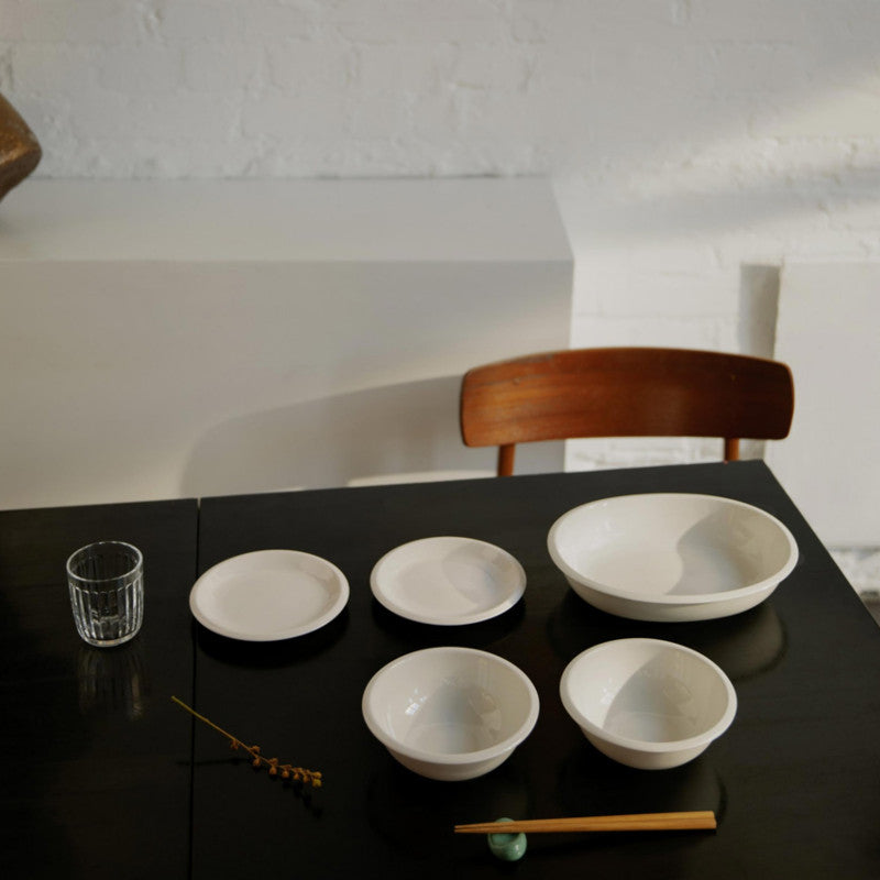 Iittala Raami baltu trauku kolekcija modernam galda klājumam